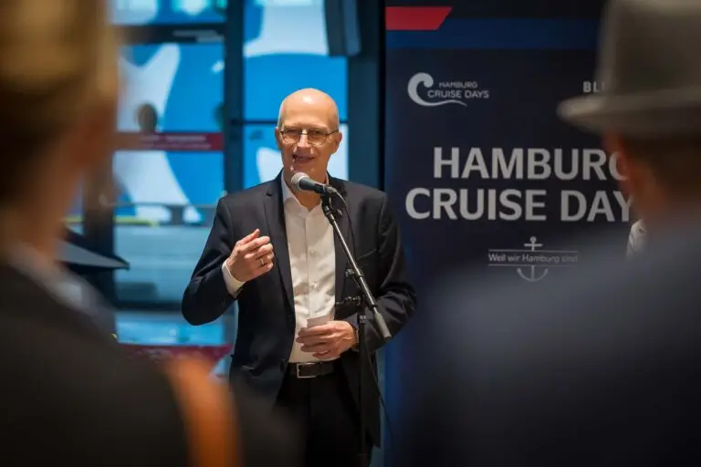 Dr. Peter Tschentscher im Cruise Terminal in Hamburg