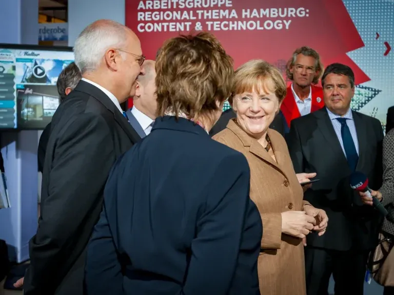 Angela Merkel beim Rundgang auf dem IT-Gipfel Hamburg