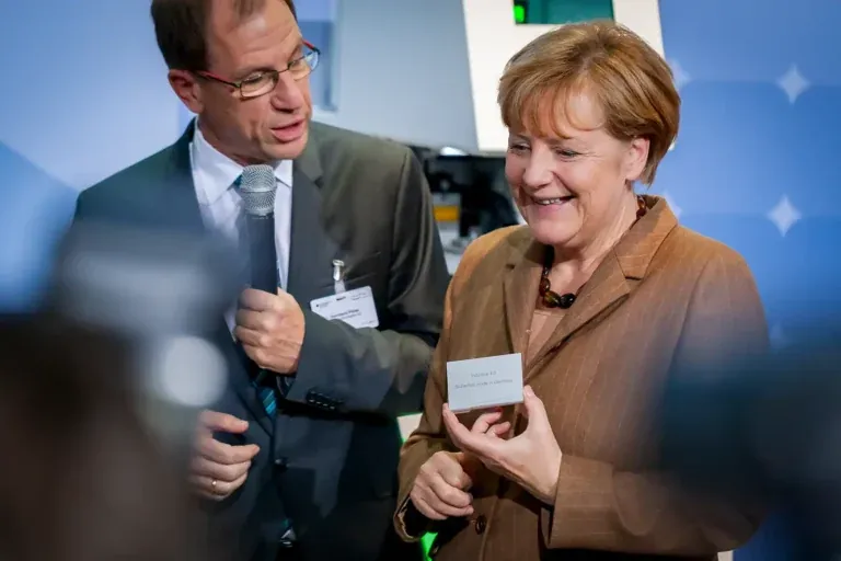 Angela Merkel im Gespräch auf dem IT-Gipfel in Hamburg