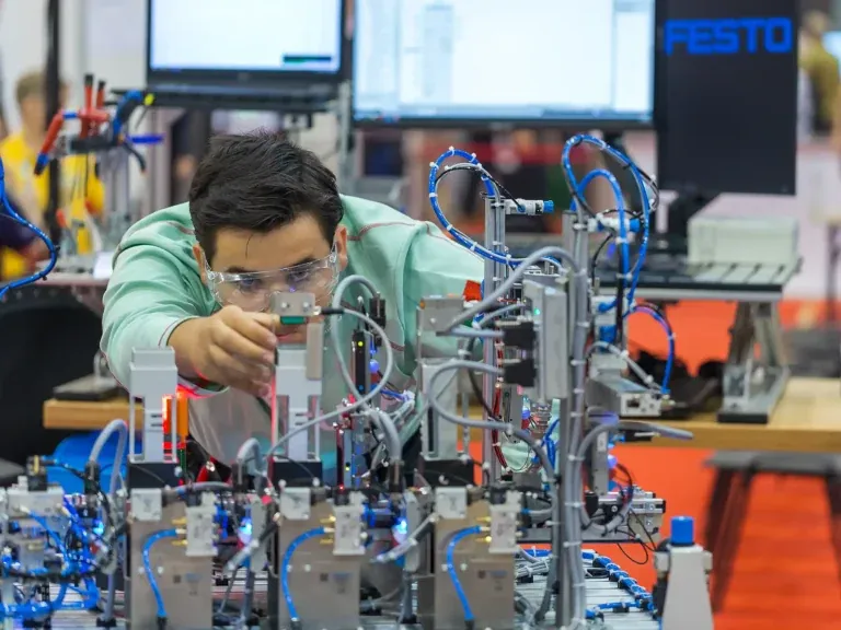 Rafael Ferreira (Portugal) prüft ein komplexes mechatronisches System