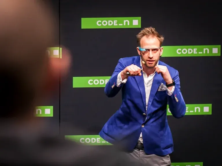 Nick Sohnemann (FUTURE CANDY GmbH) hält einen Vortrag über neue Technologie-Gadgets