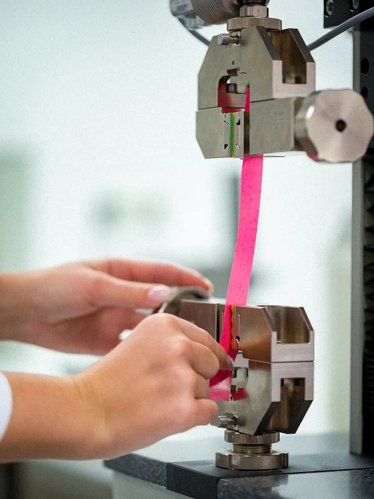 Ein Plastikstreifen wird in ein Prüfgerät eingespannt