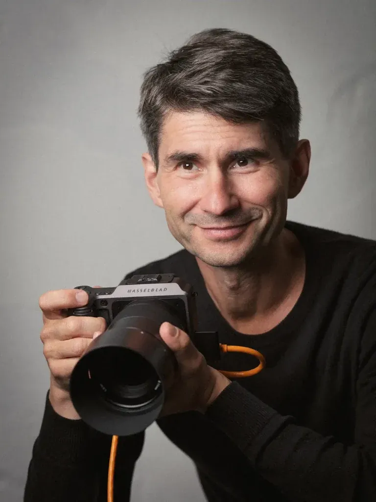 Frank Erpinar mit Hasselblad, fotografiert von Susanne Rogozinski