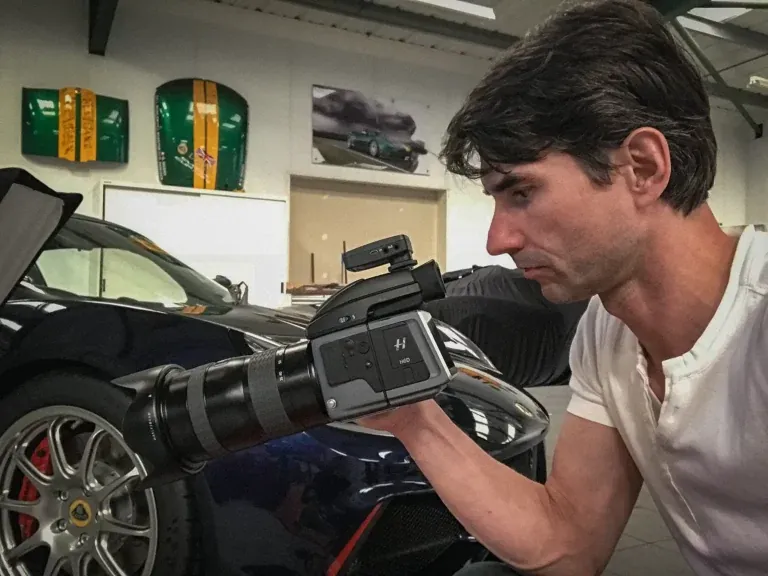 Frank Erpinar fotografiert im Lotus Werk in Hethel, England