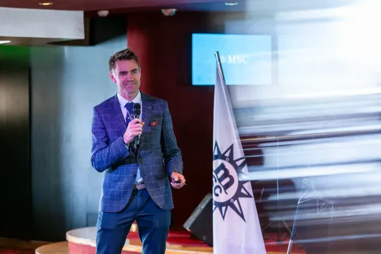 Jon Olav Stedje bei einem Vortrag an Bord der MSC Poesia, fotografiert von Frank Erpinar