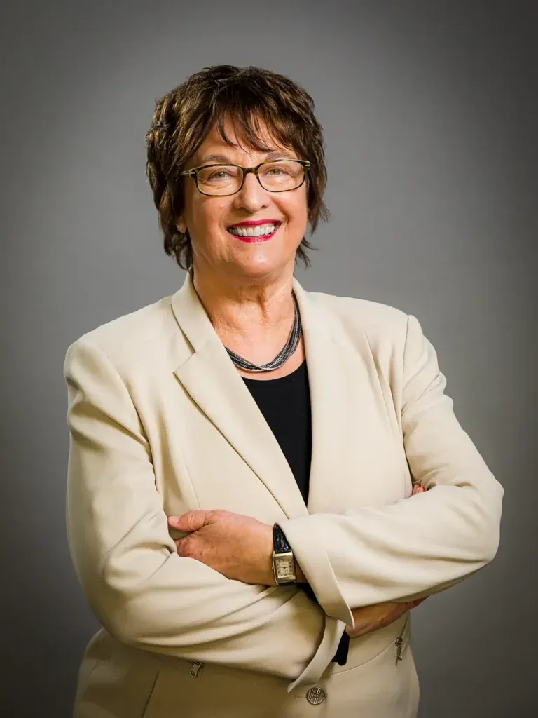 Brigitte Zypries, Bundesministerin a.D., lächelt selbstbewusst mit verschränkten Armen im beigen Blazer