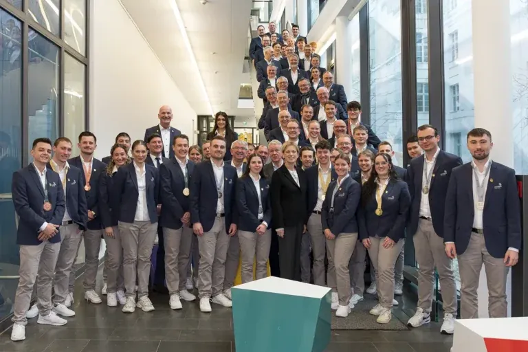Die Deutsche Berufe-Nationalmannschaft zu Gast bei Bundesbildungsministerin Karin Prien in Berlin, fotografiert von Frank Erpinar